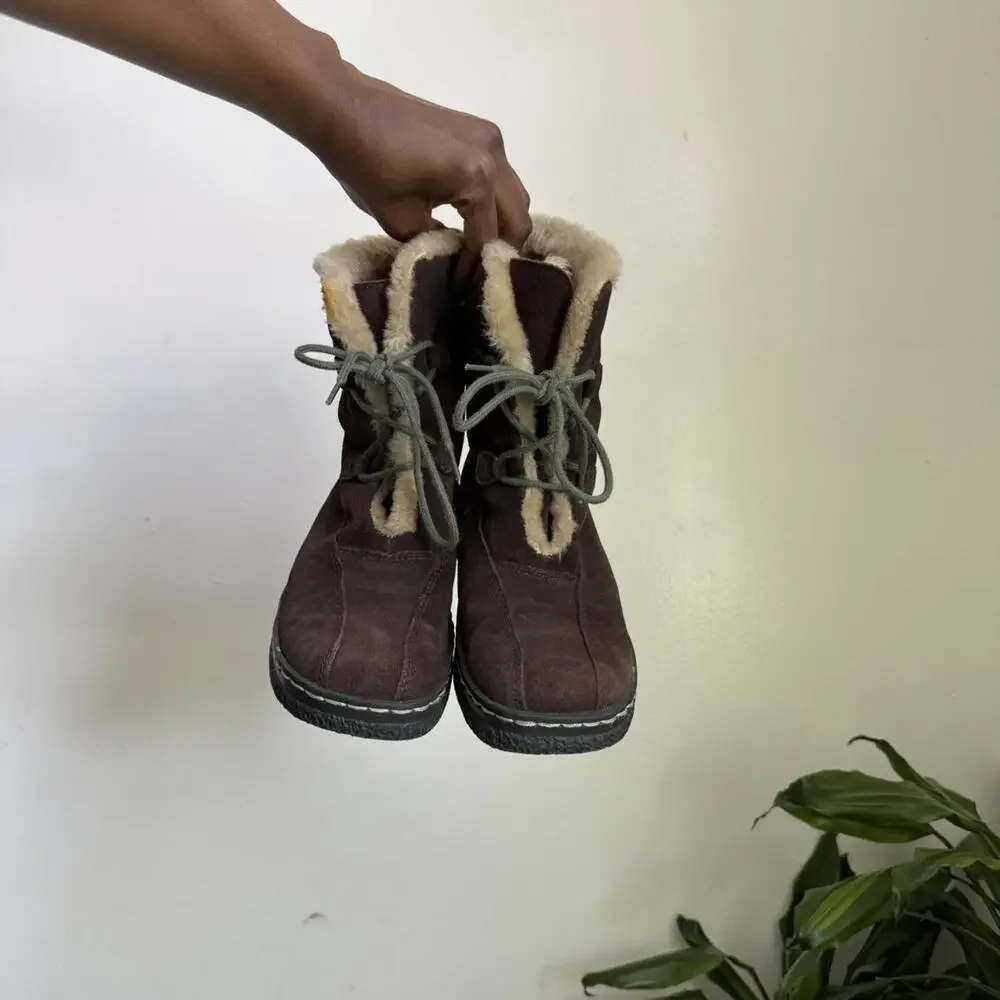 Vintage brown suede ankle boots with fur trim and lace up details‎ size 7.5